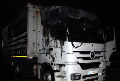 Yol kesip TIR’ı yaktılar