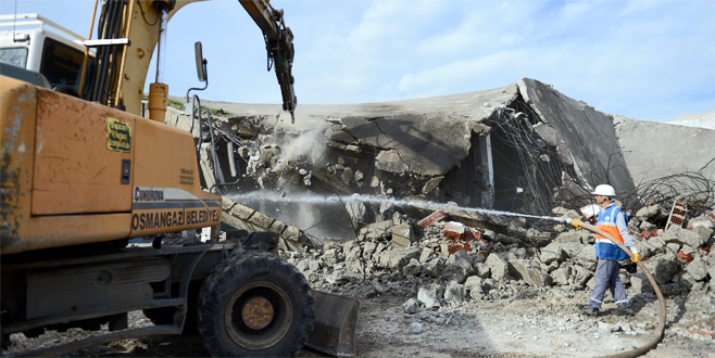 Bursa’daki iki fabrika inşaatında yıkım