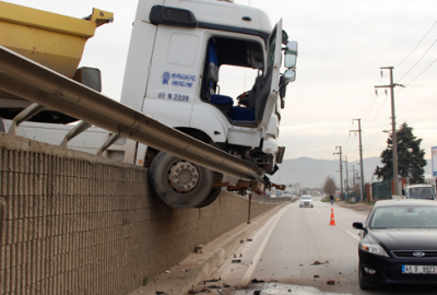 Sol rot kolu yerinden çıkan TIR bariyerlerde asılı kaldı