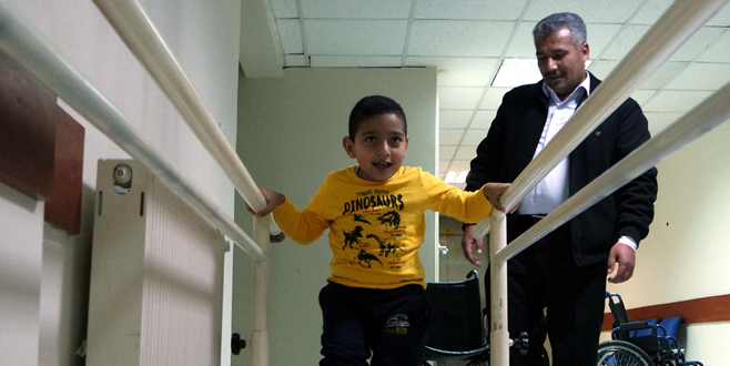 İkizlerinin ilk adımı için 7 yıl bekledi