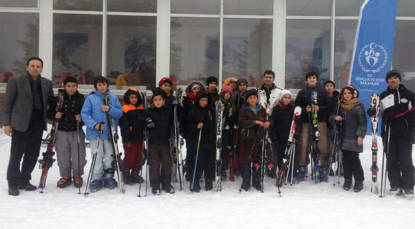 Dağ ilçelerinin çocuklarından kayak keyfi