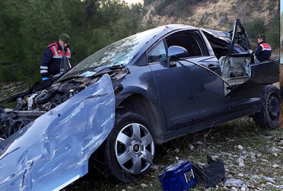 Otomobil 30 metre yuvarlandı: 2 ölü, 2 yaralı