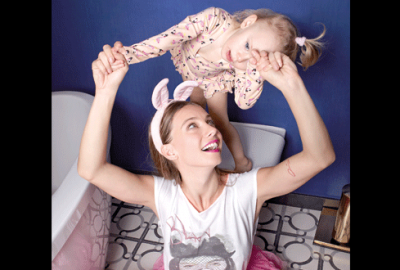 Filmde kızıyla oynadı