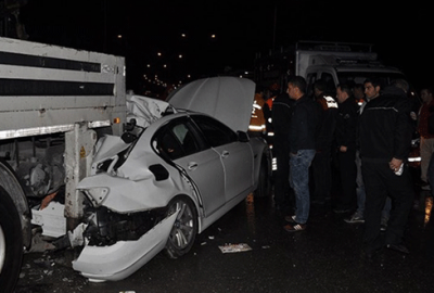 Lüks otomobil park halindeki vince çarptı: 2 ölü