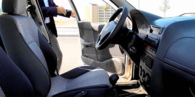 Ölmüş adamın ehliyeti ile araç kullanırken yakalandı