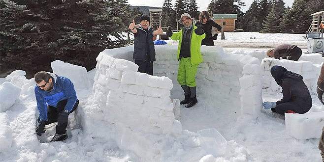 Bursa’da dağcıların iglo keyfi