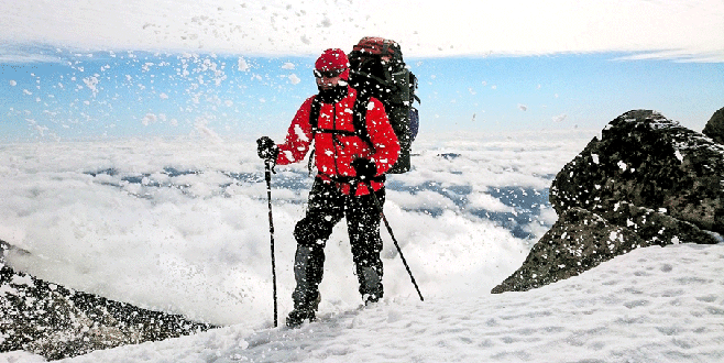 Bulutların üzerindeki zirve