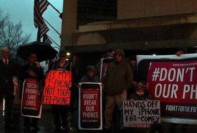 FBI önünde Apple’a destek gösterisi