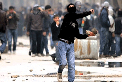 Yüzünü kapatıp polise taş atana 8.5 yıl hapis cezası