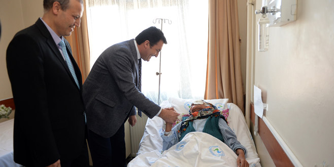 Kanser hastası yaşlı kadının yüzü Osmangazi’yle güldü