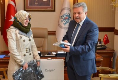 Vali Kahraman, Üniversite Öğrencisine Bilgisayar Hediye Etti