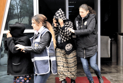 Yaşlı erkekleri taciz edip cüzdanlarını çaldılar