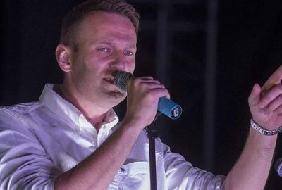 Rusya’da muhalif lidere pasta fırlatıldı