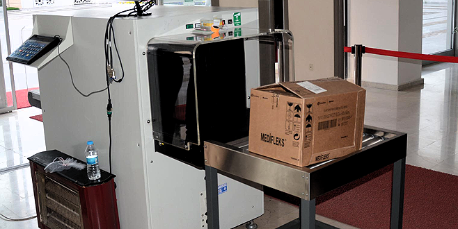 X-Ray cihazından geçirilen kutudan bebek cesedi çıktı