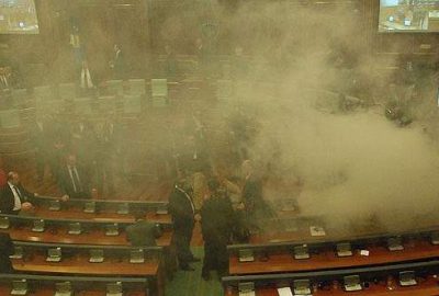 Kosova meclisinde muhalefet milletvekilleri gaz bombası attı