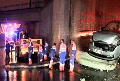 Beton blok yola devrildi