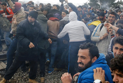 Sığınmacılar sınırı yıkıp geçti