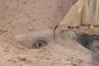 TIR duvara, duvar ise araçların üzerine devrildi