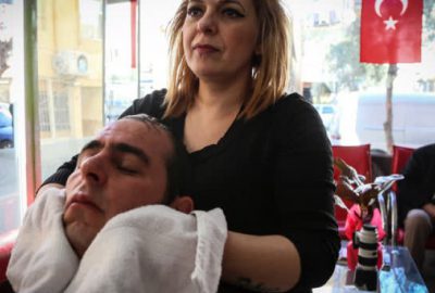 Bu dükkanda berber kadın, müşteriler erkek