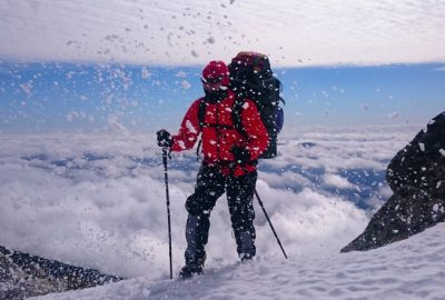 Bulutların üzerindeki zirve