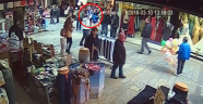 Seyyar satıcı Suriyeli çocuğu yere vurdu