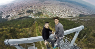 Teleferik direğinde tehlikeli selfie