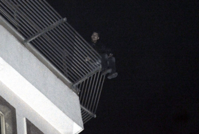 Otelin terasına çıktı