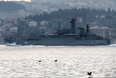 Rus savaş gemisine havadan takip