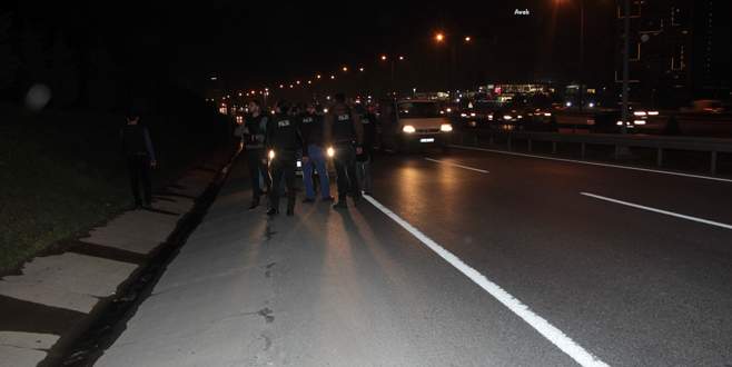 Polis aracına ateş açıldı Polis aracına ateş açıldı