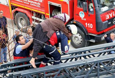 İtfaiye eri yaşlı kadını sırtında taşıyarak kurtardı