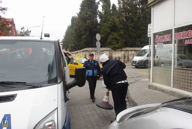 Lüleburgaz Belediyesi zabıta ekipleri tarafından ilçenin çeşitli yerlerinde yaya ve