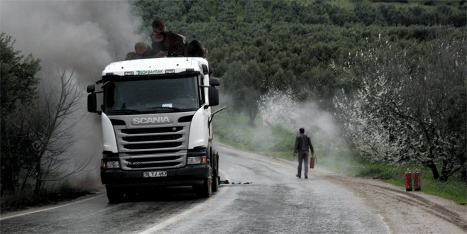 Odun yüklü kamyon birden alev aldı