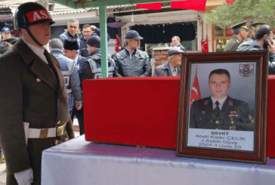 Şehidin minik oğlu her şeyi oyun sandı