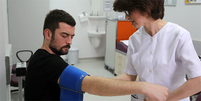 Bursalı hemşire 14 yıllık azmiyle örnek oluyor