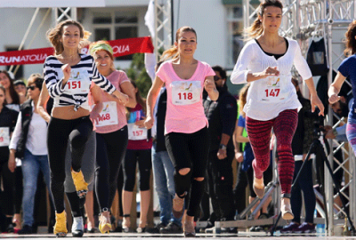 Topuklu ayakkabılarıyla koştular