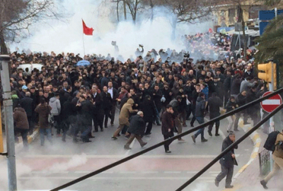 ‘Zaman’cılara biber gazı