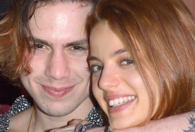 Sevgilisiyle annesini izledi