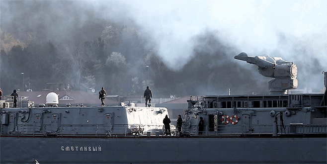 Rus savaş gemisi İstanbul Boğazı’ndan böyle geçti