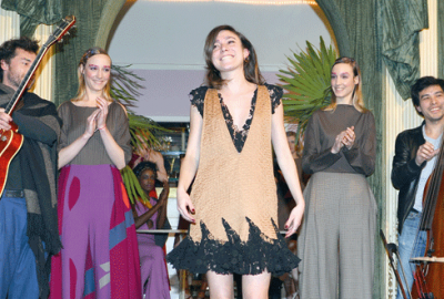 Seyahat temalı defile