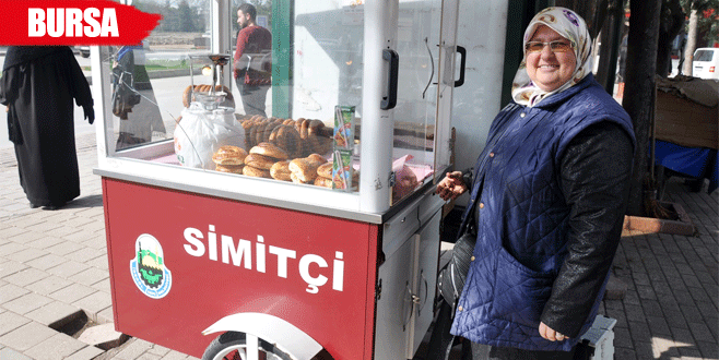 Çocuklarını okutmak için simitçiliğe başladı