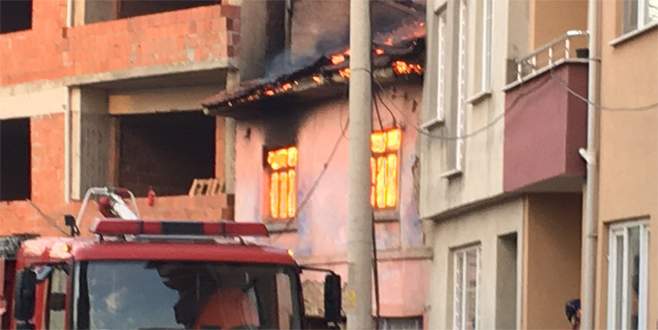Bursa’da korkutan yangın! 2 katlı ev küle döndü!