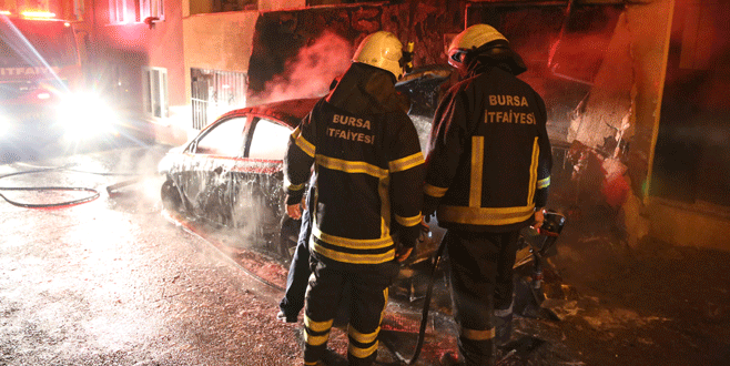 Park halindeki otomobil alev alev yandı!