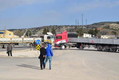 Arazilerinden geçen yolu TIR’larla trafiğe kapattılar