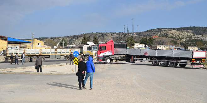 Arazilerinden geçen yolu TIR’larla trafiğe kapattılar