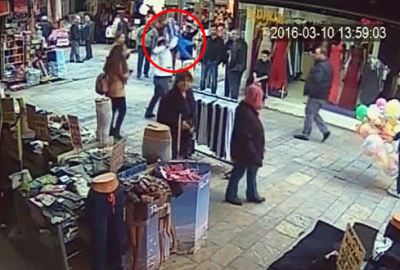 Seyyar satıcı Suriyeli çocuğu yere vurdu