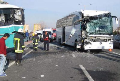 İki otobüs çarpıştı: 1 ölü, 6 yaralı