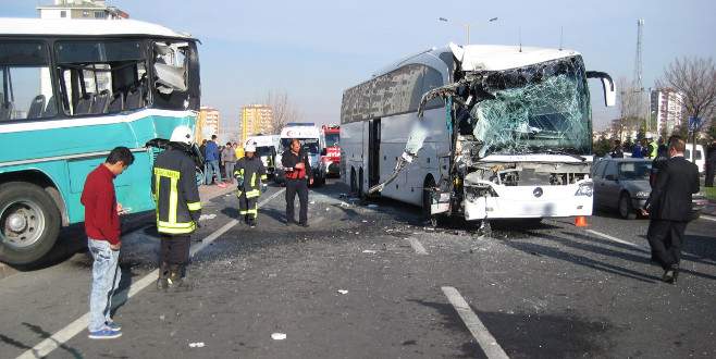 İki otobüs çarpıştı: 1 ölü, 6 yaralı