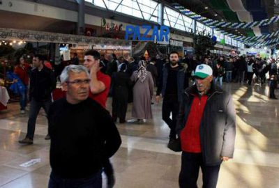 Cumhurbaşkanı’nın resmiyle fotoğraf çekilmek için sıraya girdiler