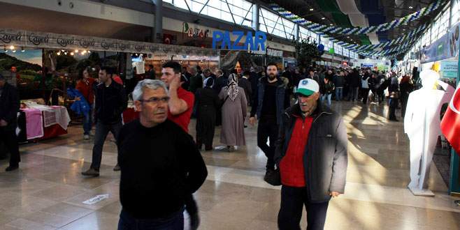 Cumhurbaşkanı’nın resmiyle fotoğraf çekilmek için sıraya girdiler