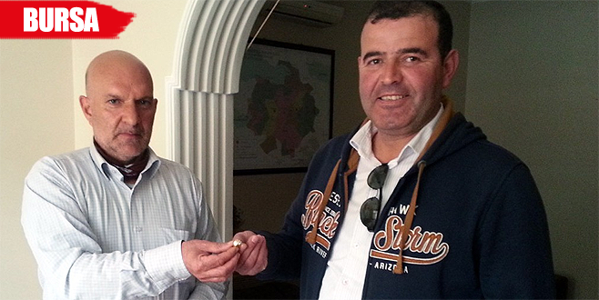 Bulduğu yüzüğü araştırıp sahibine teslim etti